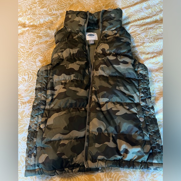 Old Navy camo outerware vest, never worn, size XS - Picture 4 of 4